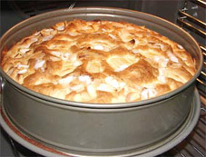Gebackener Apfelkuchen in Form im Ofen.
