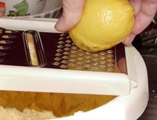 Die Zitronenschale mit einer Reibe feinreiben!