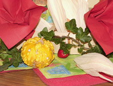 Kürbis, Efeu, rote Servietten und Maisblätter als Tischdekoration!