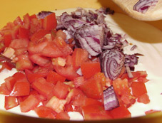 Die Tomaten und die Zwiebeln unter den Joghurt rühren!