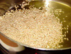 Den Reis im erhitzten Ghee anrösten bzw. anbraten!