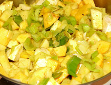 Kürbis, Lauch, Apfel, Kartoffeln und Sellerie werden angedünstet.
