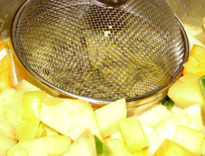 Das Lemongras wird im Teesieb mitgedünstet.