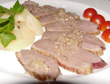 Zarter gedünsteter Schweineschinken mit Zwiebelsauce, Kartoffeln und Cherrytomaten!