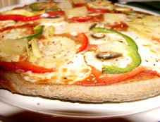 Glutenfreie Pizza mit Paprika, Pilzen, Mozarella,Ananas, u.a.