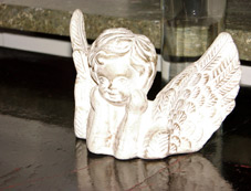 Weißer Engel mit Flügeln als Tischdekoration!