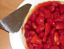 Köstliche Erdbeeren auf Blätterteigtortenboden mit Tortenheber!