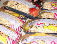 Warenpräsentation von Popcornpaketen mit verschiedenen Obstbeigaben!