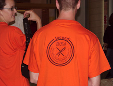 Freiwillige jugendliche Erlebnistag-Helfer in orangen DZG-Shirts!