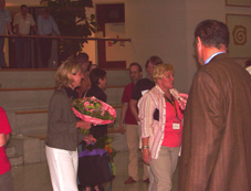Eine Referentin mit Blumengeschenk, Offizielle der DZG e.V. und Besucher!