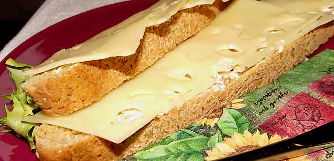 Selbstgebackenes knuspriges gf-Brot mit Käse belegt!