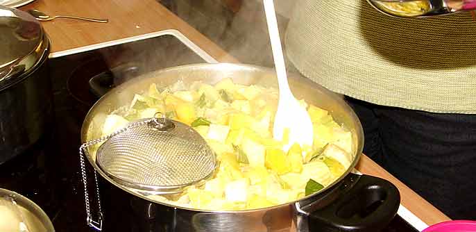 Das Lemongras wird im Teesieb in der Kürbissuppe mitgedünstet.
