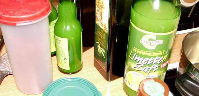 Limettensaftflasche, Olivenöl und diverse ayurvedische Zutaten!