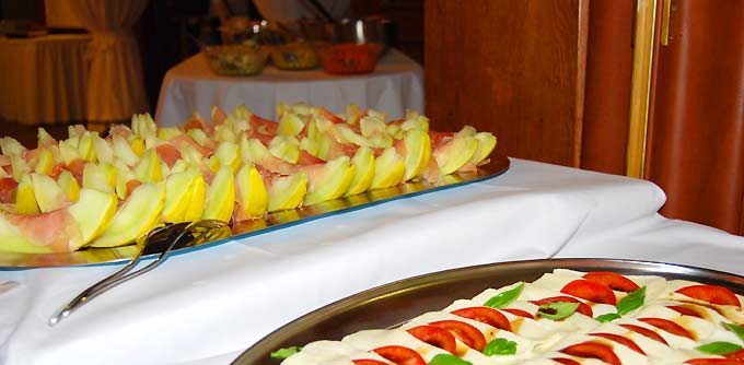 Kleine Melonenschiffchen und Tomaten-Mozarella auf Platten!