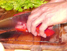 Die frischen Tomaten werden in grobe Stücke zerschnitten!