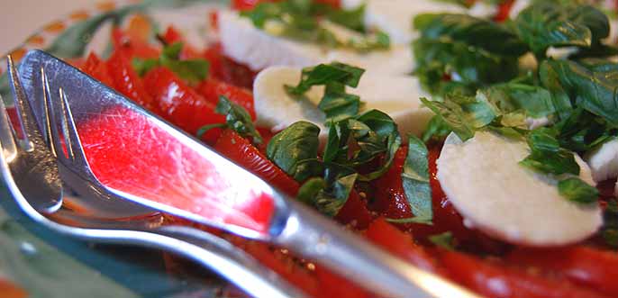 Tomaten mit  Büffelmozarella und  frischem Basilikum!