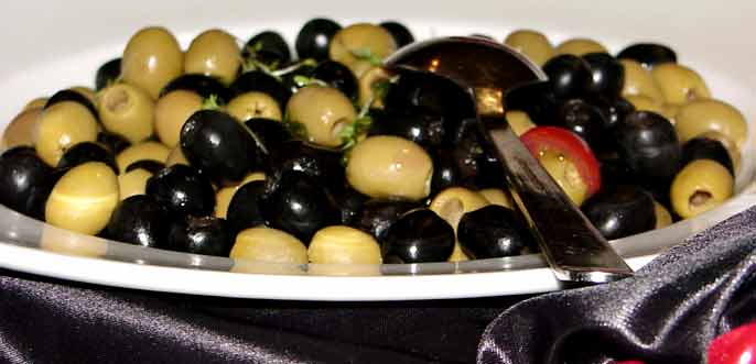 Ein Teller mit schwarzen und grünen Oliven!