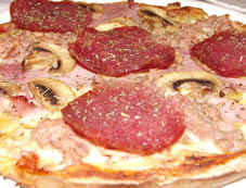 Hausgemachte, glutenfreie Pizza Italia mit Schinken, Champignons, Salami und Thunfisch!