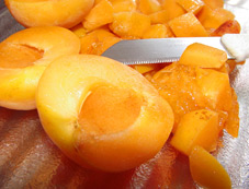 Frische Aprikosen in kleine Würfel zerschneiden!