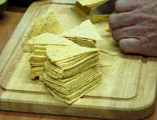 Die Maistortillas werden in 1/8 Stücke zerschnitten!