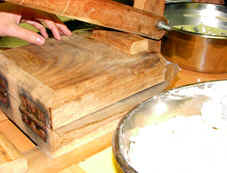 Die Tortillas werden mit Hilfe einer mex. Tortillapresse aus Holz geformt!