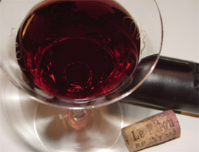 Weinglas mit Rotwein gefüllt nebst Korkenzieher!