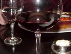 Stillleben aus Wein-, Wasserglas und Kerze!