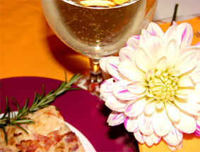 Zwiebelkuchen mit Weinglas und Blüte!