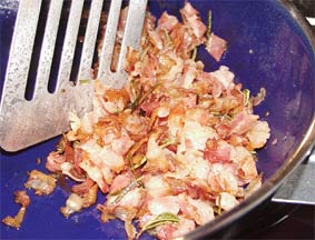 Bacon + Rosmarin vorsichtig in einer Pfanne anbraten!